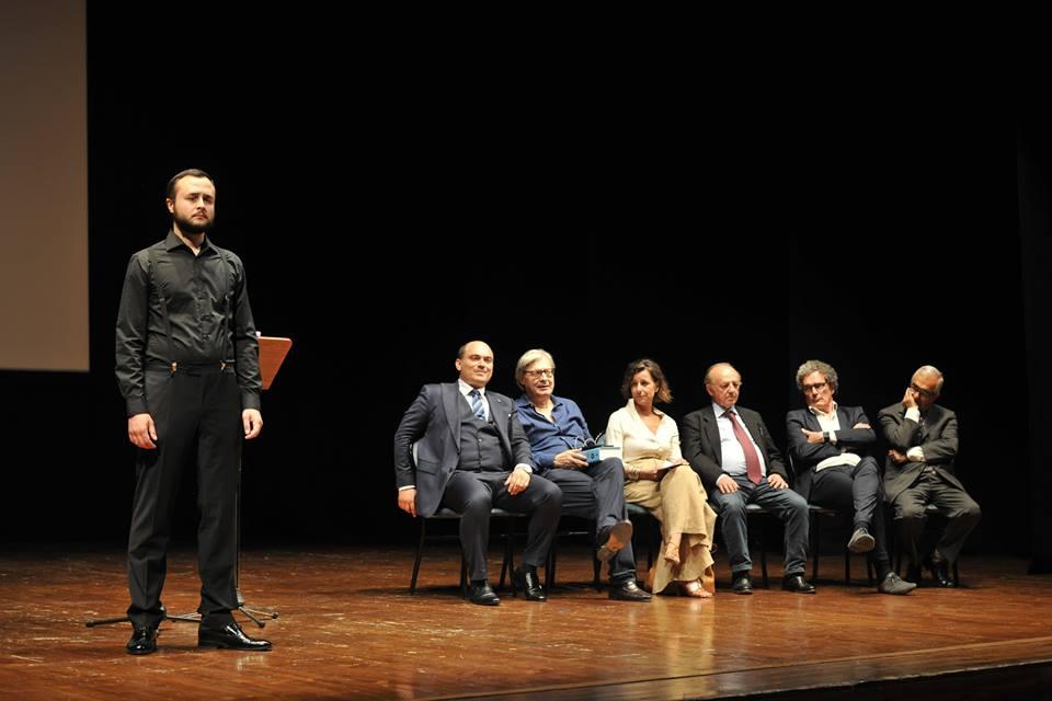 31 Maggio 2018 i Solisti dell'Accademia d'Arte Lirica di Osimo sono intervenuti alla presentazione della mostra di Giorgio de Chirico al Teatro la Nuova Fenice di Osimo con Vittorio Sgarbi. 